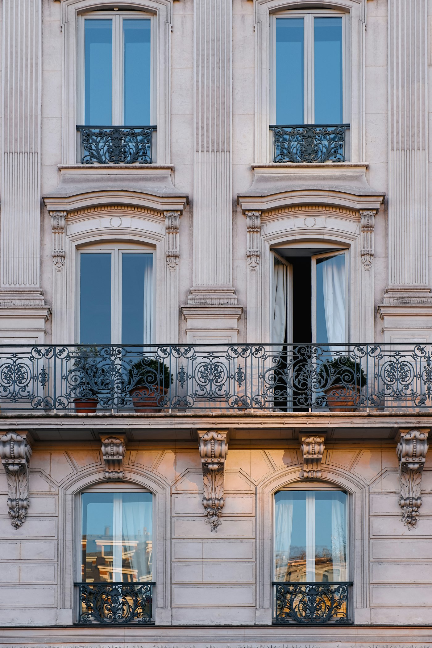 Façade parisienne en pierre claire aux détails sculptés